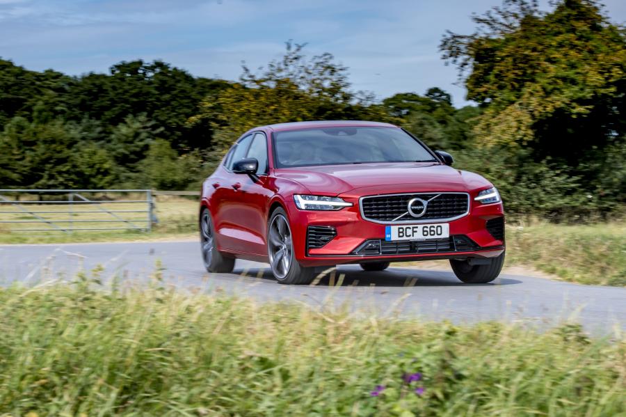 Volvo S60 T8 R-Design 2019 года  (UK) (фото 4 из 40)